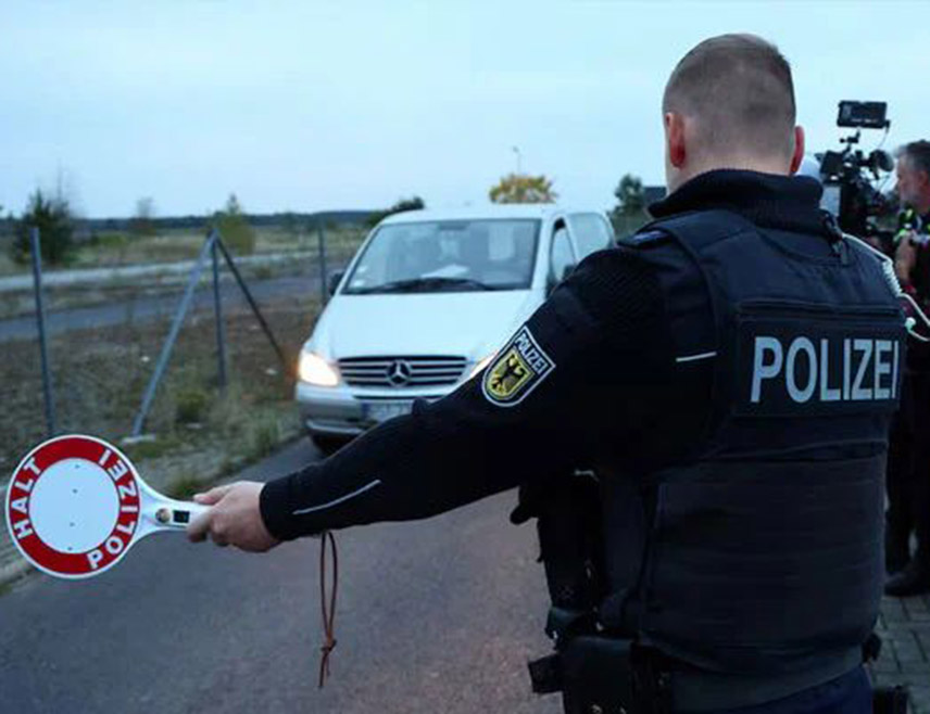 БЕЧ, 9. МАРТА /СРНА/ - Аустрија неће прихватити тражиоце азила враћене са њемачке границе, саопштило је аустријско Министарство унутрашњих послова агенцији ДПА.