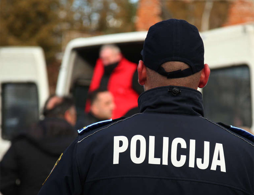 ЗЕНИЦА, 10. МАРТА /СРНА/ - Мушкарац Х. П. /45/ ухапшен је због сумње да није пријавио убиство које се догодило у овом мјесту, саопштено је из Министарства унутрашњих послова /МУП/ Зеничко-добојског кантона.