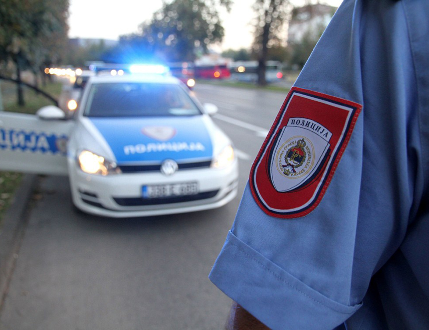 ИСТОЧНО САРАЈЕВО, 10. МАРТА /СРНА/ - У близини стамбене зграде у мјесту Брезијак у општини Соколац јутрос је бачена експлозивна направа, а повријеђених није било, речено је Срни у Полицијској управи Источно Сарајево.