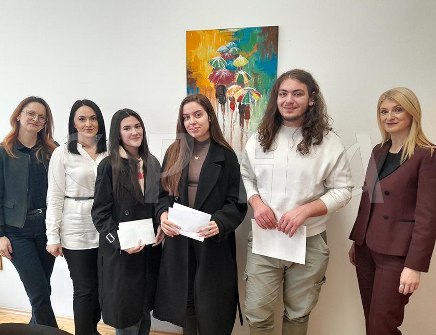 МРКОЊИЋ ГРАД, 10. МАРТА /СРНА/ - Мркоњићка Гимназија расписала је конкурс о теми "Лијепо је вољети" на којем је побиједио ученик Никола Ђурановић са пјесмом "Жеља".