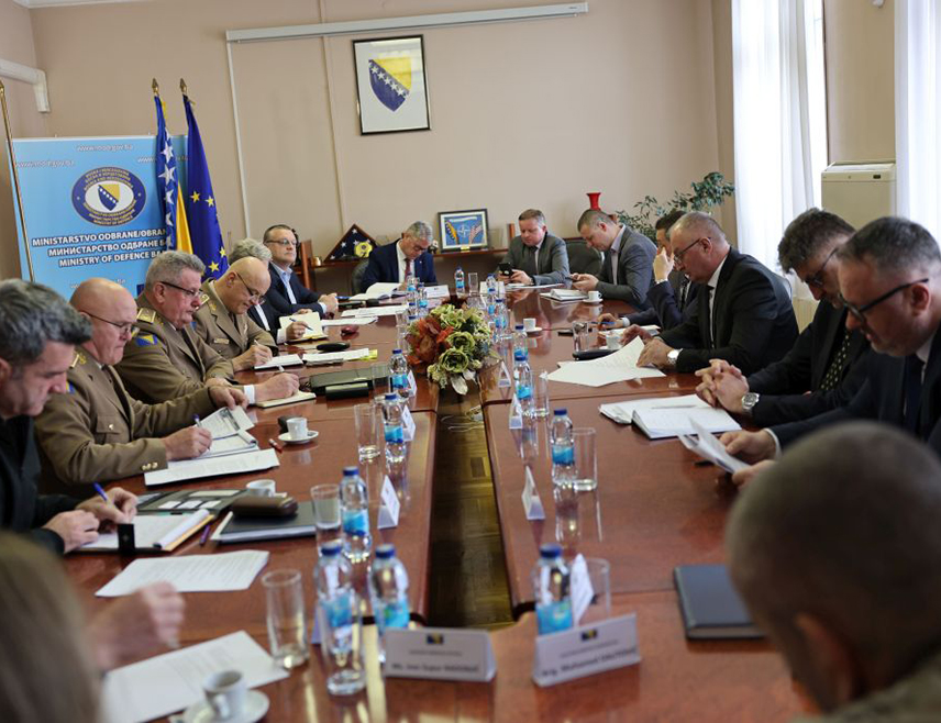 САРАЈЕВО, 10. МАРТА /СРНА/ - Стање у Министарству одбране у Савјету министара и Оружаним снагама БиХ је на задовољавајуем нивоу, истакнуто је данас на састанку представника Министарства и Оружаних снага.