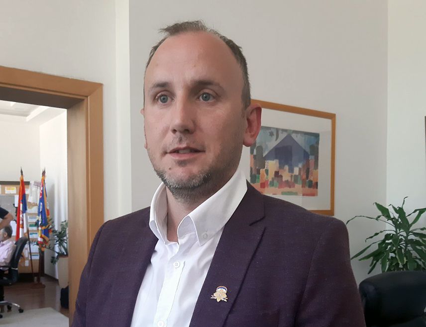 ИСТОЧНО САРАЈЕВО, 10. МАРТА /СРНА/ - Меморијални центар "Поточари" код Сребренице служи за политичко обрачунавање са Републиком Српском, што показује и прича да је привремено затворен због, како су обавијестили јавност, "немогућности осигуравања запослених, гостију и осталих", рекао је Срни предсједник Општинске организације породица заробљених и погинулих бораца и несталих цивила Бранимир Којић.