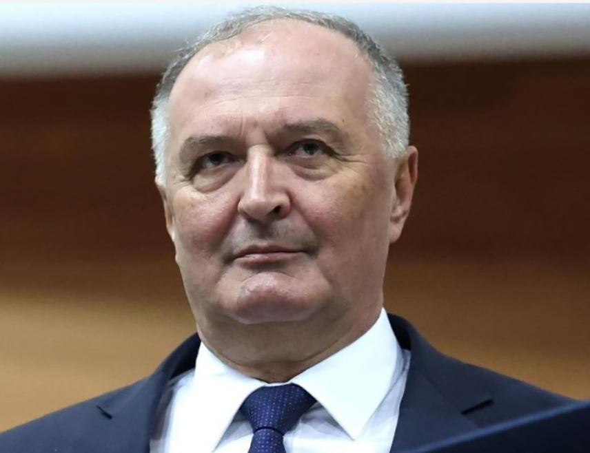 САРАЈЕВО, 10. МАРТА /СРНА/ - Министар одбране у Савјету министара Зукан Хелез на састанку са генералним секретаром НАТО-а Марком Рутеом шокирао је представнике Алијансе тражећи непостојеће условно чланство за БиХ, али и за другу државу - Србију, сазнаје Срна.