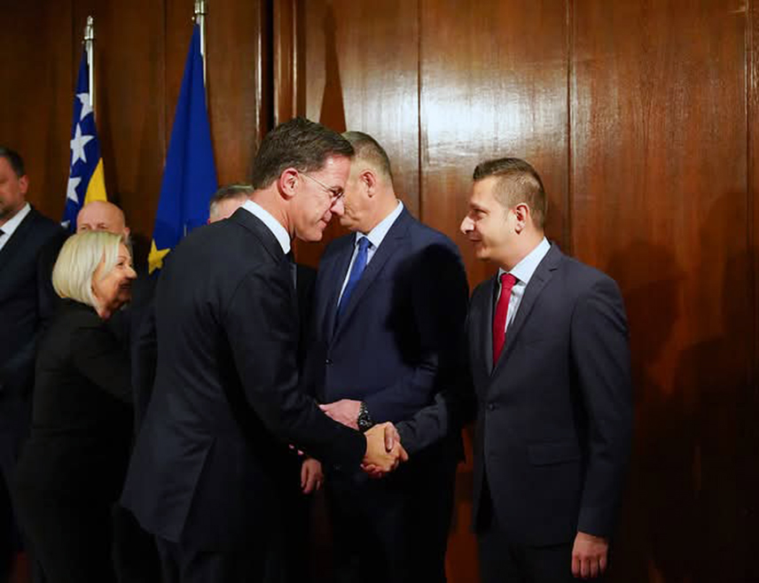 САРАЈЕВО, 10. МАРТА /СРНА/ - Замјеник министра одбране у Савјету министара Александар Гогановић рекао је на састанку са генералним секретаром НАTО-а у Сарајеву Марком Рутеом да је сарадња са Алијансом коректна и да се одвија у складу са усвојеним Програмом реформи у којем се не прејудицира чланство него сарадња.