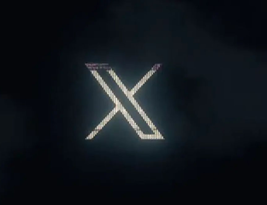 ВАШИНГТОН, 10. МАРТА /СРНА/ - Амерички милијардер и технолошки предузетник Илон Маск изјавио је да је његова друштвена мрежа "Икс" под масивним сајбер нападом или велике групе или државе.