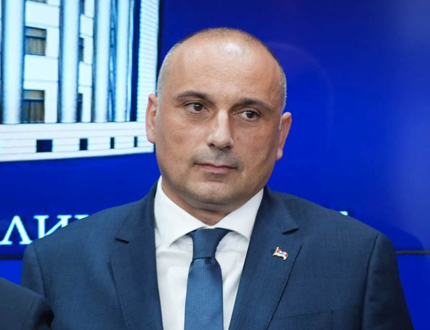 БАЊАЛУКА, 10. МАРТА /СРНА/ - Предсједник Народне партије Српске Дарко Бањац изјавио је Срни да СДС покретањем иницијативе о формирању "владе у сјенци" предлаже рушење уставног поретка и жели да дође на власт без избора.