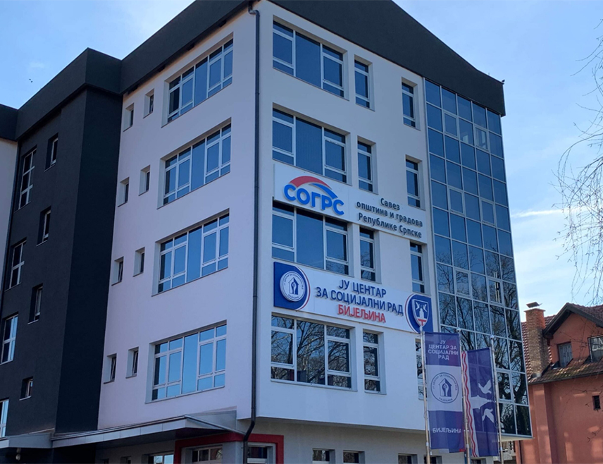 БИЈЕЉИНА, 11. МАРТА /СРНА/ - Град Бијељина дугује више од 2,2 милиона КМ Центру за социјални рад који је вишемјесечно нередовно финансирање назвао агонијом.