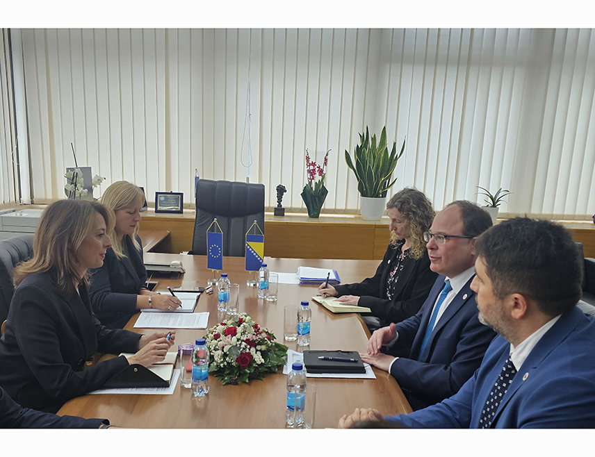 САРАЈЕВО, 11. МАРТА /СРНА/ - Министар цивилних послова у Савјету министара Дубравка Бошњак захвалила је делегацији Женевског међународног центра за хуманитарно деминирање за подршку процесу стварања безбједнијег окружења, истичући да БиХ још није очишћена од мина.