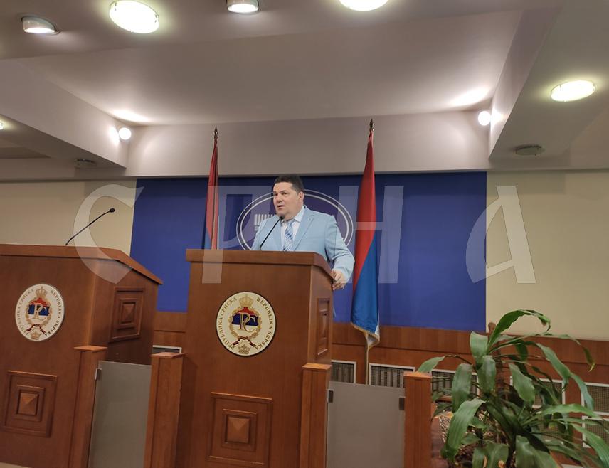 БАЊАЛУКА, 11. МАРТА /СРНА/ - Предсједник Народне скупштине Републике Српске Ненад Стевандић изјавио је да у припреми новог устава Српске учествују еминентни правници и стручњаци ради заштите републичких интереса и уставног поретка Републике.