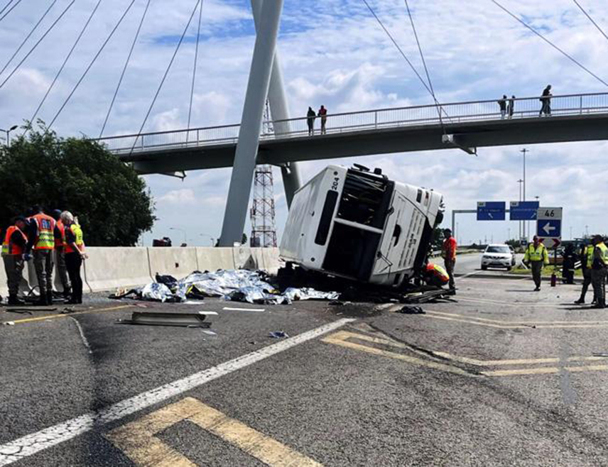 ЈОХАНЕЗБУРГ, 11. МАРТА /СРНА/ - Најмање 16 људи је погинуло када се аутобус преврнуо на ауто-путу у близини међународног аеродрома у Јоханезбургу, саопштено је из Министарства саобраћаја.