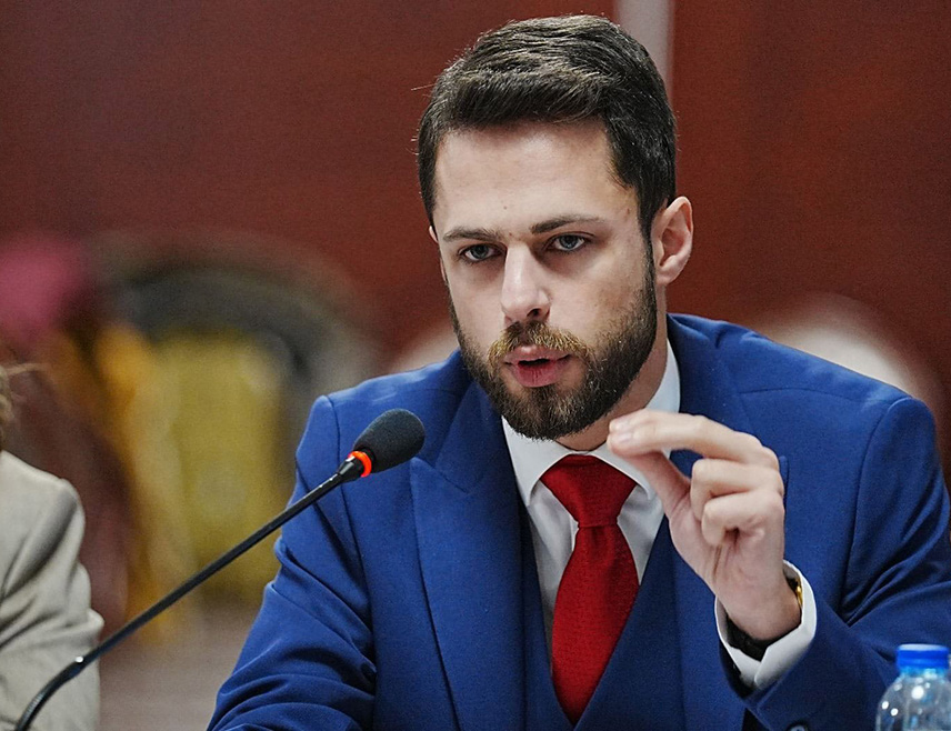 БАЊАЛУКА, 11. МАРТА /СРНА/ - Нови устав Републике Српске треба да представља заштиту уставног идентитета свих грађана у Српској, а онда да заштити и саму Српску, изјавио је Срни асистент на Правном факултету у Бањалуци Марко Ромић.