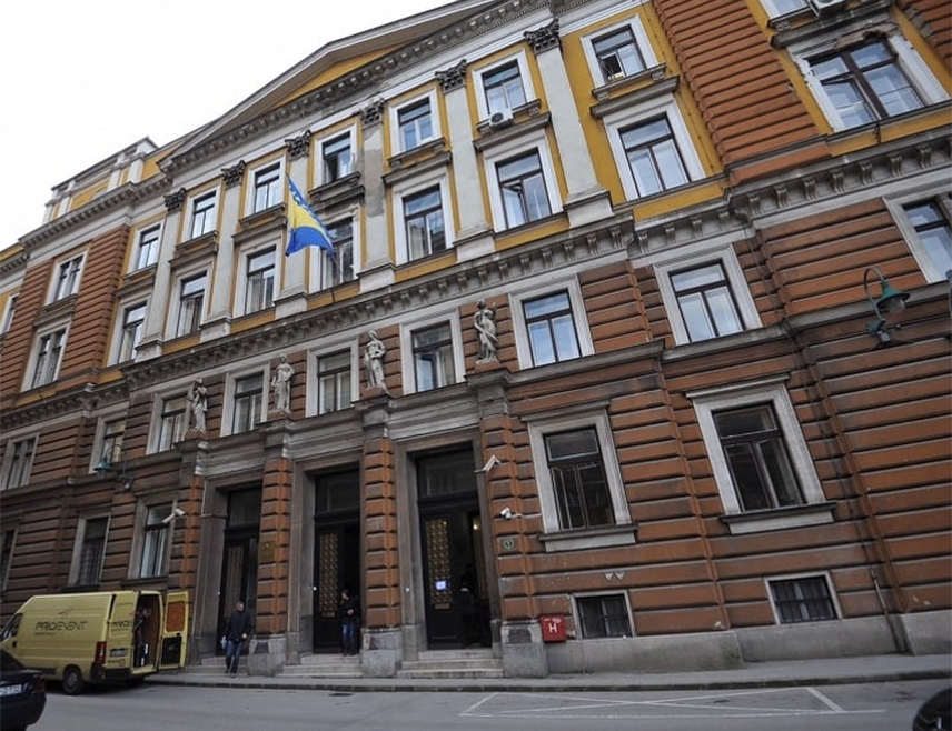 САРАЈЕВО, 12. МАРТА /СРНА/ - Општински суд у Сарајеву потврдио је оптужницу против Мухамеда Папића, Сенада Селимовића и Фатиме Бабић због злоупотребе положаја чиме су незаконито потрошили око 50.000 КМ.