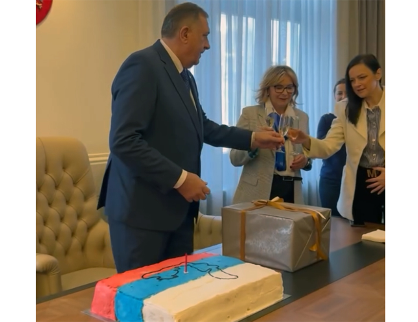 БАЊАЛУКА, 12. МАРТА /СРНА/ - Предсједник Републике Српске Милорад Додик данас је у друштву најближих сарадника, уз рођенданску торту, започео радни дан у Кабинету предсједника.