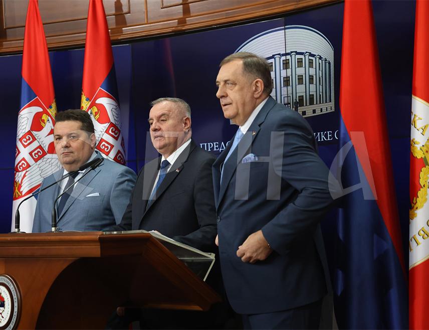 БАЊАЛУКА, 12. МАРТА /СРНА/ - Предсједник Владе Републике Српске Радован Вишковић поручио је да остаје на челу Владе и да ће радити све што је радио и до данас, упркос томе што је на дјелу покушај криминализације институција Српске, па тиме и предсједника Владе, што је, како каже, и очекивао.