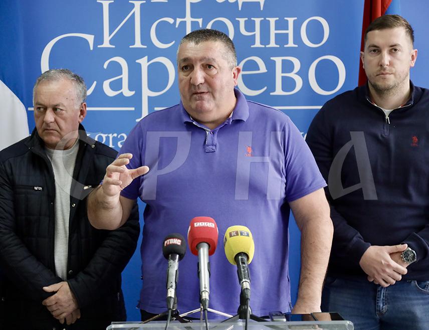 ИСТОЧНО САРАЈЕВО, 12. МАРТА /СРНА/ - Координатор борачких организација Сарајевско–романијске регије Горан Шеховац рекао је данас да борци стоје уз институције Српске, те да опстанак и безбједност Српске неће бити доведен у питање док год живе борци који су је одбранили.