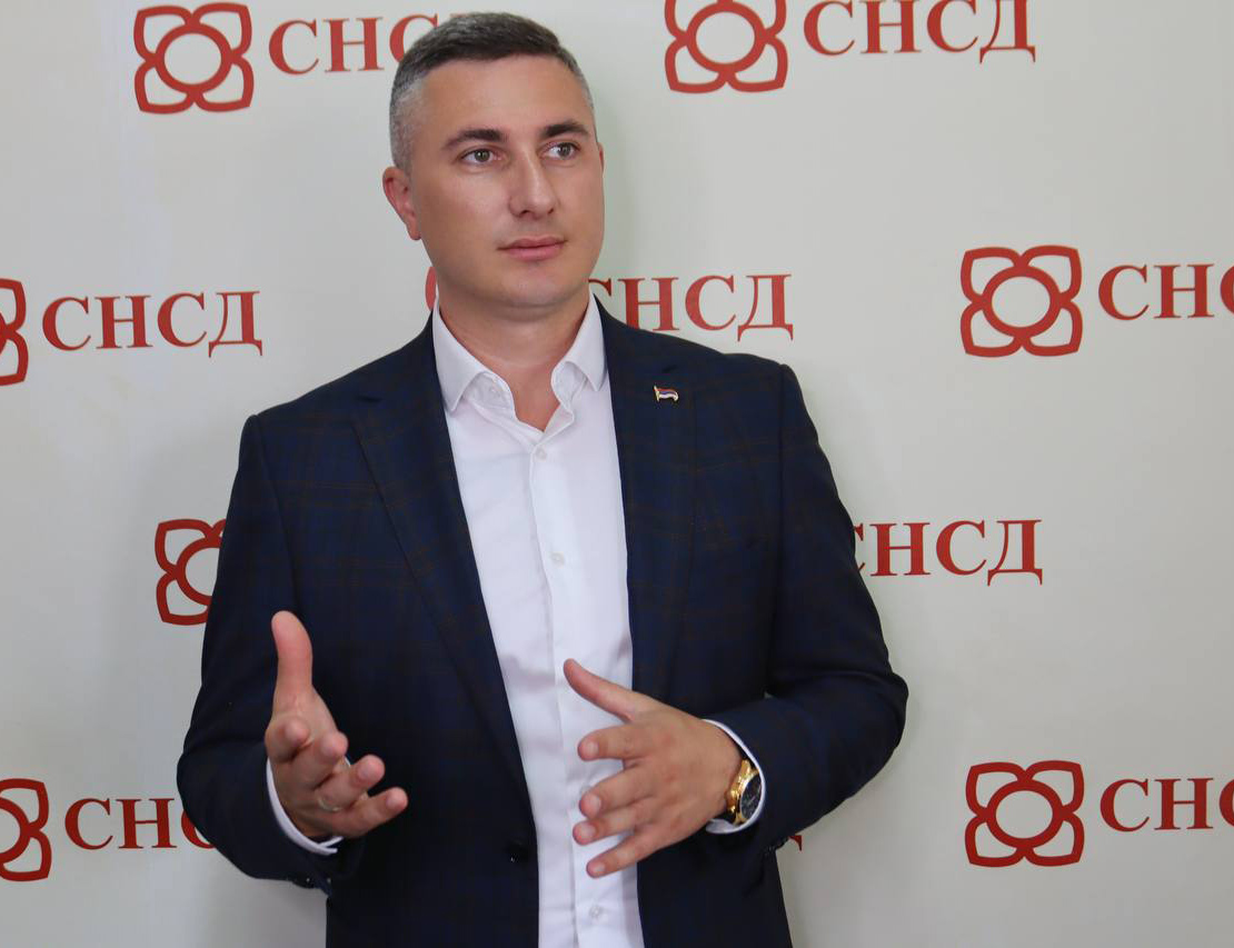 ПАЛЕ, 12. МАРТА /СРНА/ - Посланик СНСД-а у Народној скупштини Републике Српске Дамјан Шкипина рекао је да су бошњачки политички представници, заједно са странцима, срушили и Дејтон и институције и наставили да воде политику руководећи се принципима Алије Изетбеговића који је зарад својих "прљавих" циљева жртвовао мир.