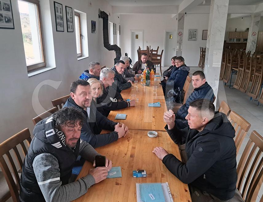 ШИПОВО, 12. МАРТА /СРНА/ - Влада Федерације БиХ /ФБиХ/ новим правилником о подстицајима за 2024. годину нарушава принципе слободног тржишта, те дискриминише и директно угрожава српске повратнике и откупљиваче животињских и биљних производа из Републике Српске, саопштено је из Пољопривредне задруге "Планинско млијеко" из Шипова.