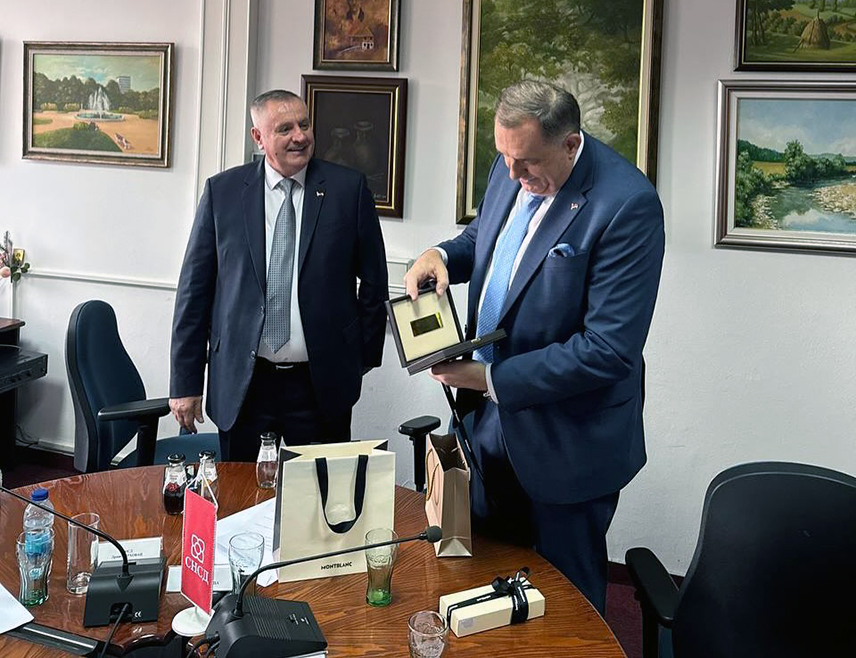 БАЊАЛУКА, 12. МАРТА /СРНА/ - Предсједник Републике Српске Милорад Додик захвалио је премијеру Радовану Вишковићу и посланицима СНСД-а у Народној скупштини Српске на пријатном изненађењу, торти и поклонима поводом рођендана.