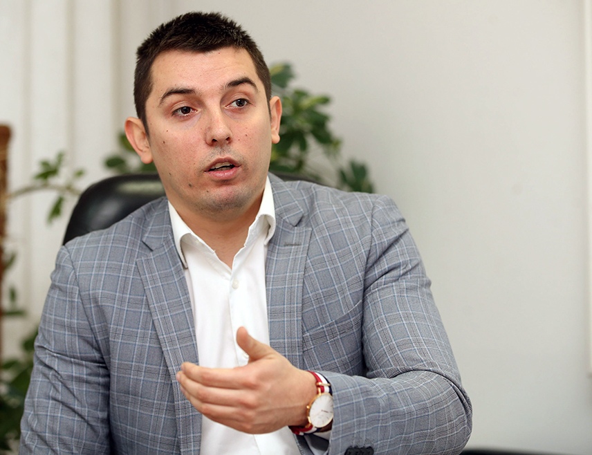 БАЊАЛУКА, 12. МАРТА /СРНА/ - Министра трговине и туризма Републике Српске Денис Шулић рекао је да људима који живе у Српској не може кројити капу неко ко живи у ФБиХ.