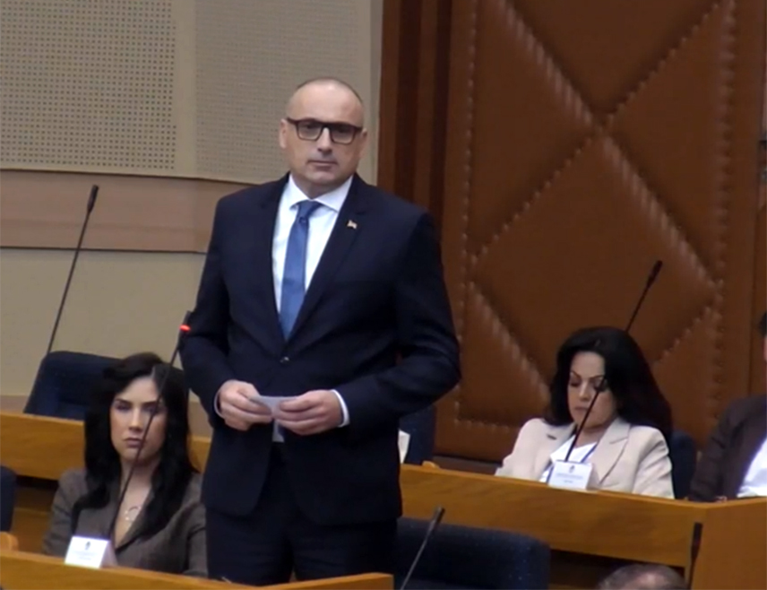 БАЊАЛУКА, 12. МАРТА /СРНА/ - Посланик Народне партије Српске Дарко Бањац рекао је у Народној скупштини да нови устав Српске треба усвојити и ради отклањања различитих правних наметања високих представника и других политичких фактора.