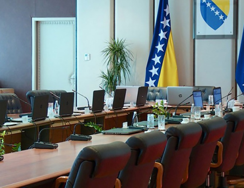 САРАЈЕВО, 13. МАРТА /СРНА/ - Савјет министара одржаће данас сједницу на којој би требало да се упозна о захтјеву за иницирање гласања о реконструкцији Савјета министара, чији предлагач је Представнички дом Парламентарне скупштине БиХ.