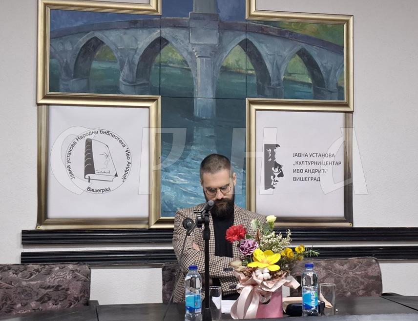 ВИШЕГРАД, 12. МАРТА /СРНА/ – Виши асистент на Филозофском факултету Универзитета у Источном Сарајеву Борјан Митровић одржао је вечерас у Вишеграду предавање под називом "Андрићеви простори свјетлости", чиме је почело обиљежавање 50 година од смрти нобеловца Иве Андрића.