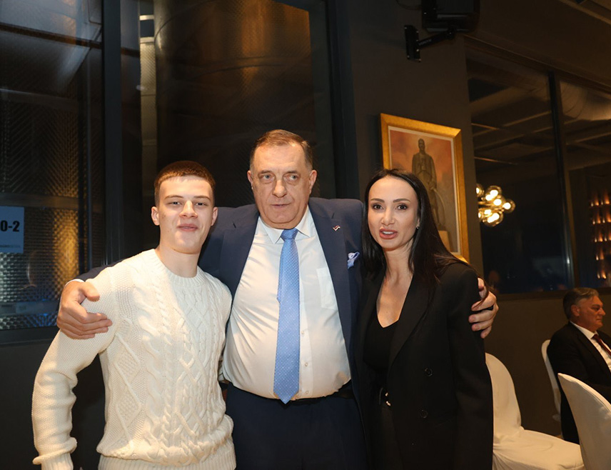 БАЊАЛУКА, 12. МАРТА /СРНА/ - Предсједник Републике Српске Милорад Додик истакао је да му подршка породице, пријатеља и сарадника увијек даје снагу да настави да се бори.