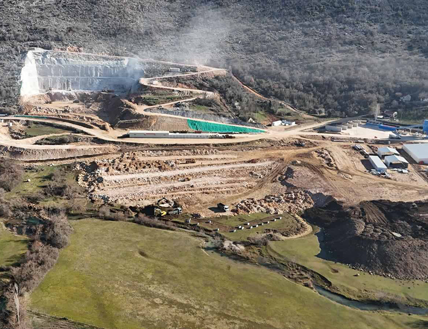 ТРЕБИЊЕ, 13. МАРТА /СРНА/ - У оквиру изградње хидроелектране "Дабар" у овој години планирано је да се реализују радови у износу од 66 милиона евра, а тренутно се врше послови на Машинској згради, разводном постројењу, насипу Гребак и приступни пут насипу Врањачи, изјавио је Срни директор ове хидроелектране Данило Илић.