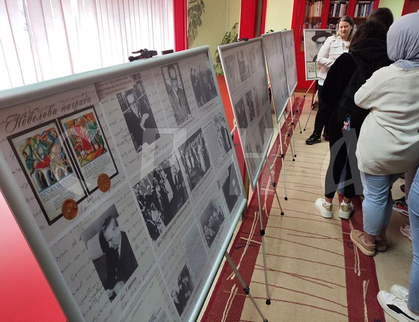 СРЕБРЕНИЦА, 13. МАРТА /СРНА/ - У Народној библиотеци Сребреница данас је отворена изложба о Иви Андрићу која обухвата податке из његовог живота, са детаљима из књижевног рада и фототипским издањима оригиналног рукописа дјела "На Дрини ћуприја".