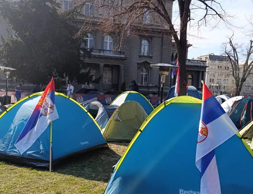 БЕОГРАД, 13. МАРТА /СРНА/ - Студенти који се залажу за повратак наставе на универзитетима, најавили су да ће их вечерас примити предсједник Србије Александар Вучић.