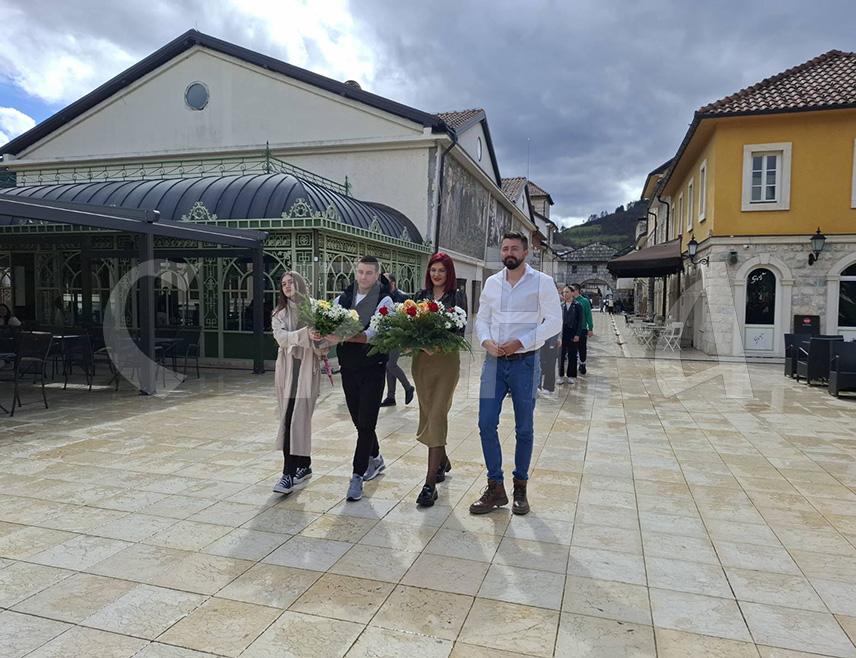 ВИШЕГРАД, 13. МАРТА /СРНА/ - Ученици и професори Средњошколског центра "Иво Андрић" и представници Андрићевог института положили су цвијеће код споменика овог нобеловца крај вишеградске ћуприје и у Андрићграду поводом 50 година од његове смрти.