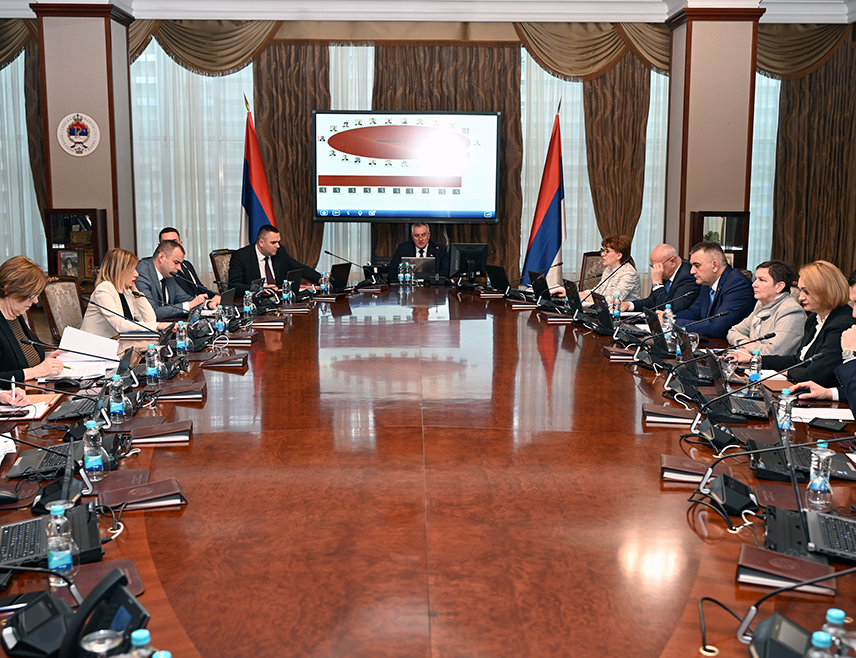 БАЊАЛУКА, 13. МАРТА /СРНА/ - Влада Републике Српске донијела је данас уредбу о поступку преузимања судија, тужилаца и радника који имају пребивалиште у Српској, а запослени су у Суду, Tужилаштву и Високом судском и тужилачком савјету /ВСТС/ БиХ, чиме се ствара правни оквир за њихов прелазак на нова радна мјеста у институцијама Републике Српске.