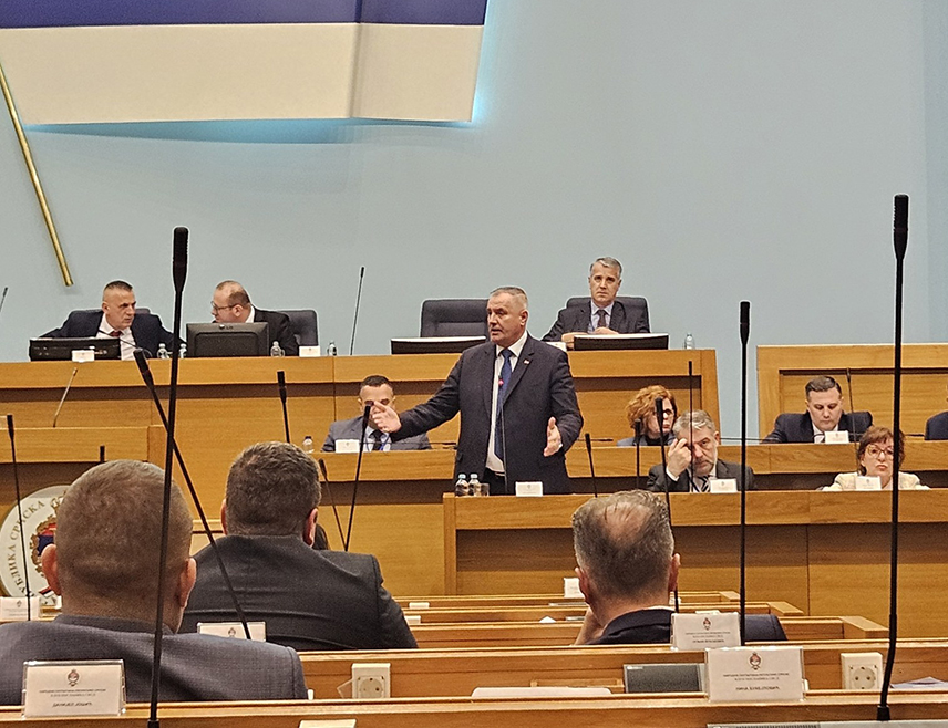 БАЊАЛУКА, 13. МАРТА /СРНА/ - Предсједник Владе Републике Српске Радован Вишковић изјавио је да му Тужилаштво БиХ није одредило притвор зато што је направио неки криминал, него зато што је радио свој посао према Уставу Српске.