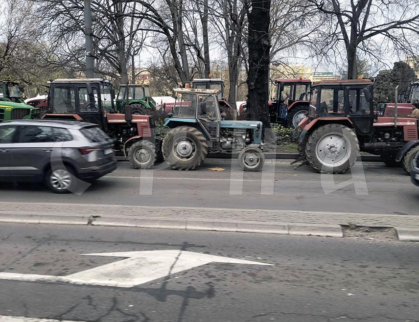 БЕОГРАД, 14. МАРТА /СРНА/ - Бројни трактори паркирани су од јутрос око Пионирског парка у Београду, гдје већ неколико дана у шаторима бораве чланови удружења "Студенти 2.0" који се залажу за деблокаду факултета и они који их подржавају.