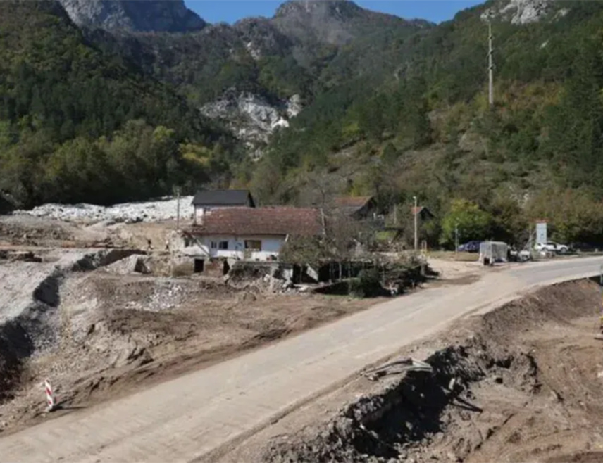 ЈАБЛАНИЦА, 14. МАРTА /СРНА/ - Мјештани Совића и Дољана у општини Јабланица блокирали су данас магистрални пут Јабланица-Блидиње јер ова дионица није адекватно санирана.