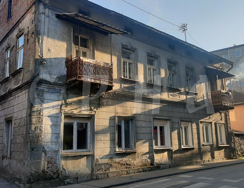 Владимир је водио трговачко предузеће "Браћа Н. Глођајићи", које се бавило и издаваштвом, а био је и хоровођа и редитељ позоришних представа