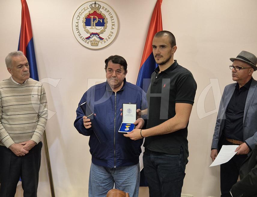 БЕОГРАД, 14. МАРТА /СРНА/ - Породице бораца из Србије, који су своје животе дали за одбрану Републике Српске у борбама у Херцеговини и за то постхумно одликовани од предсједника Српске, примиле су данас одликовања на свечаном пријему у Представништву Републике Српске у Београду.