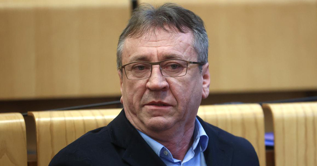 САРАЈЕВО, 14. МАРТА /СРНА/ - Посланик у Парламенту Федерације БиХ Хамдија Абдић поручио је министру одбране у Савјету министара Зукану Хелезу "да престане с глупостима попут самопромоције преко намјенске индустрије".