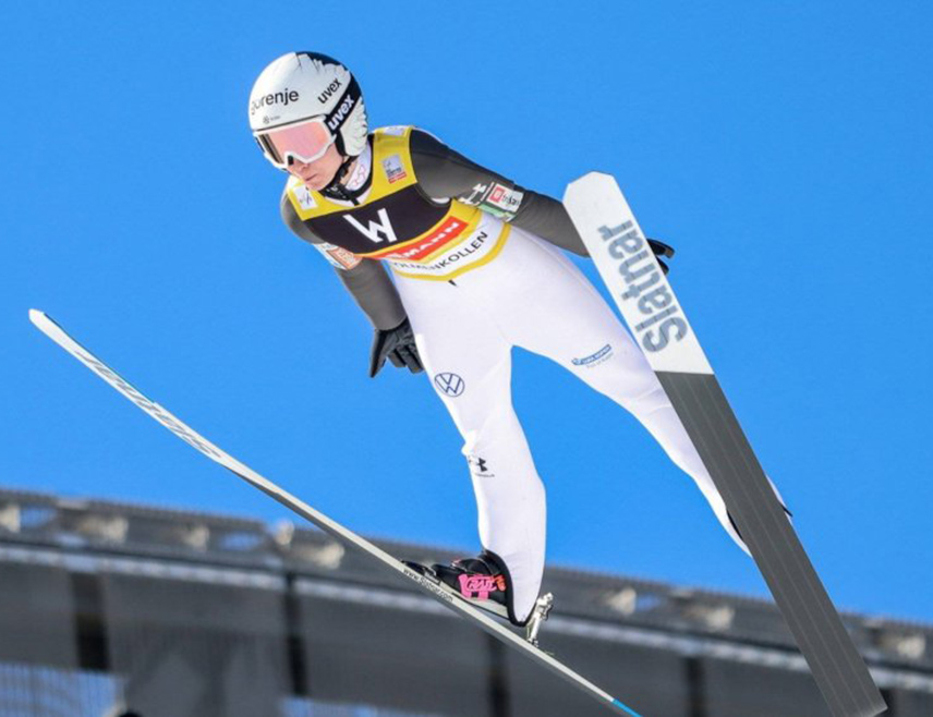 ОСЛО, 14.МАРТА /СРНА/ - Словенка 19-годишња Ника Превц дала је себи рани рођендански поклон када је оборила свјетски рекорд у скијашким скоковима са 236 метара, дан након што је задржала укупну титулу свјетског купа.