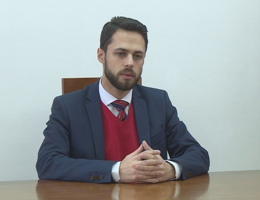 БАЊАЛУКА, 14. МАРТА /СРНА/ - Савјетник предсједника Републике Српске Марко Ромић изјавио је Срни да ће у наредних 30 дана бити одржане јавне расправе о Нацрту устава Српске за најшири круг грађана, организација, јавног и приватног сектора и свих заинтересованих иностраних учесника како би овај најважнији правни акт био донесен на уставан и потпуно легитиман начин.