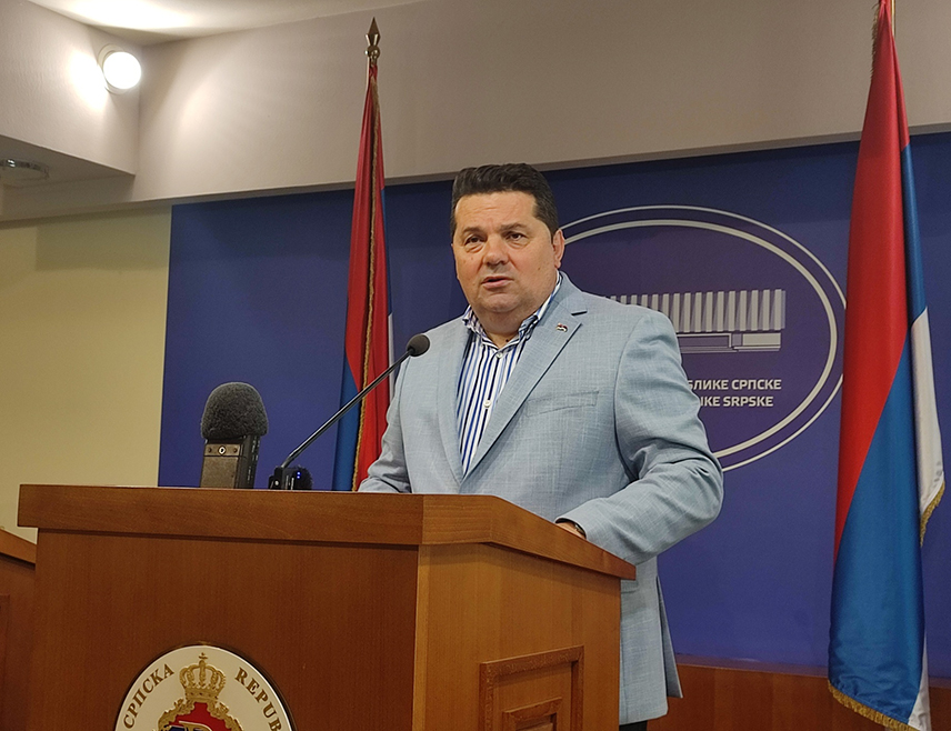 БАЊАЛУКА, 14. МАРТА /СРНА/ - Предсједник Народне скупштине Републике Српске Ненад Стевандић објавио је на друштвној мрежи "Икс" дио пријетећих порука које је примио, те поручио да ће и даље заговарати мир, иако је потпуно јасно да је Кристијан Шмит отворио врата пакла својим измјенама Кривичног закона.