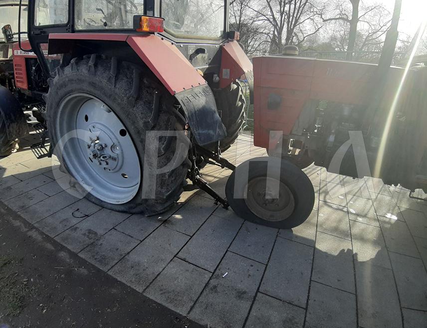 БЕОГРАД, 15. МАРTА /СРНА/ - Министарство унутрашњих послова Србије саопштило је да је, током синоћњег непријављеног окупљања студената у блокади у Београду, било више инцидената који су углавном били усмјерени ка учесницима другог скупа студената који уче у Пионирском парку.