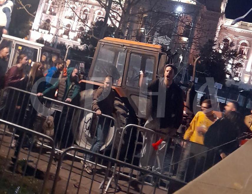 БЕОГРАД, 15. МАРТА /СРНА/ - Студенте који желе да уче у Пионирском парку, у центру Београда, током ноћи провоцирале су присталице студената у блокади, међу којима је било и муслимана из Сребренице, од којих су током цијеле ноћи могли да чују узвике "Алаху екбер" и "текбир", уз пријетње да ће их све поклати, јавио је извјештач Срне са лица мјеста.