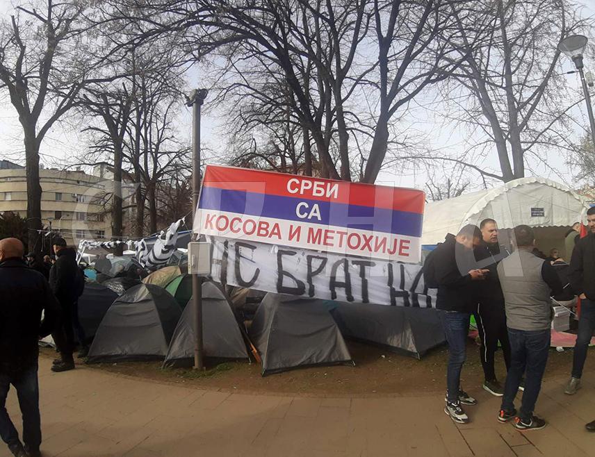 БЕОГРАД, 15. МАРТА /СРНА/ - Студенти који желе да уче и већ девети дан се налазе у Пионирском парку, у центру Београда, поручили су да их нападачи нису отјерали, без обзира на насиље, као и да је протекла ноћ била језива и да су на њих бацани топовски удари.