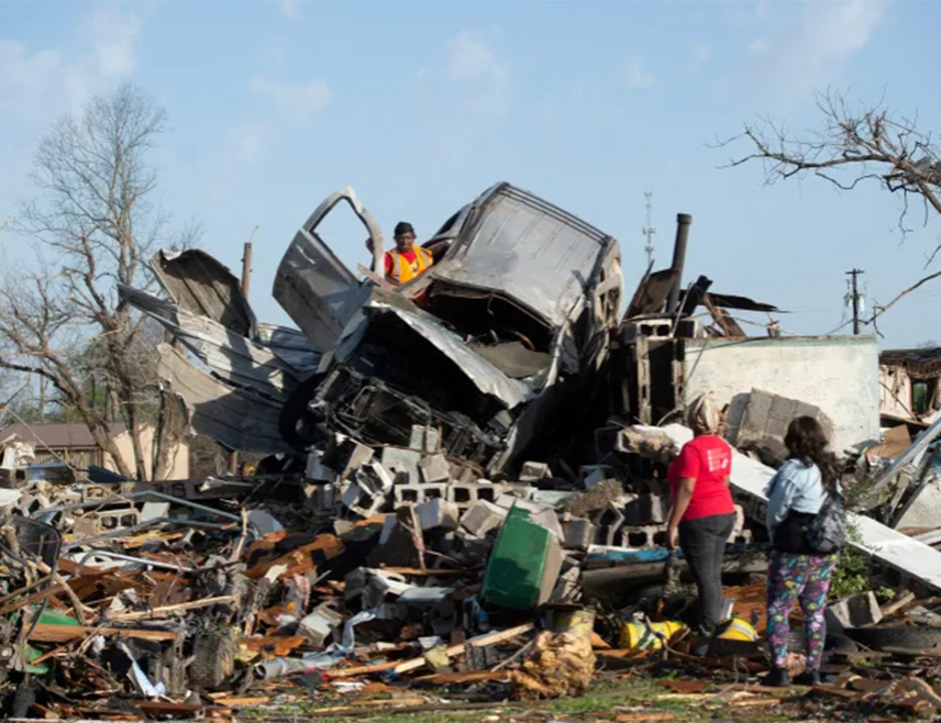 ВАШИНГТОН, 15. МАРТА /СРНА/ - Најмање 16 људи је погинуло, а више десетина повријеђено у удару серије торнада у западном дијелу САД, јавио је Ен-Би-си.