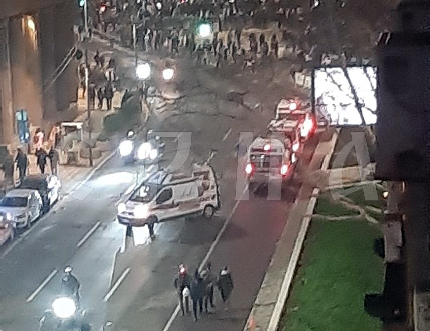 БЕОГРАД, 15. МАРТА /СРНА/ - Студенти Факултета драмских уметности у блокади саопштили у објави на друштвеним мрежама да овај протест више није студентски, да су редари скинули маркере и да се моле сви да напусте простор око Скупштине Србије.