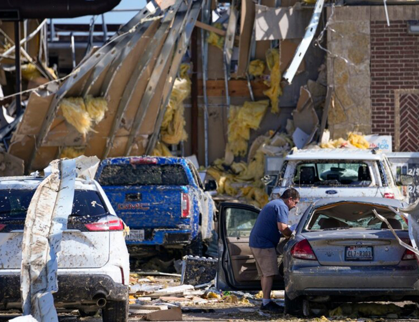 ВАШИНГТОН, 16. МАРТА /СРНА/ - Број погинулих у ударима торнада и олуја у САД порастао је на 28, јавио је Еј-Би-Си њуз.