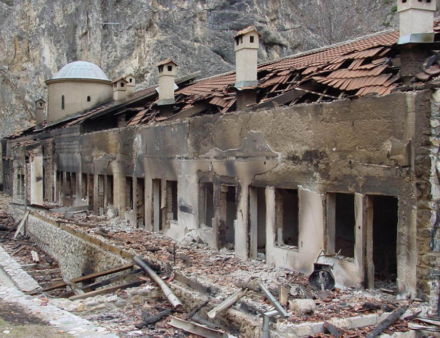 БЕОГРАД, 16. МАРТА /СРНА/ - Сутра се навршава 21 година од погрома, који су Албанци 17. и 18. марта 2004. године извршили над српским народом на Косову и Метохији, што је један од највећих мирнодопских злочина у новијој европској историји, који због размјера и посљедица многи пореде са нацистичком "Кристалном ноћи" и за који готово нико до сада није одговарао.