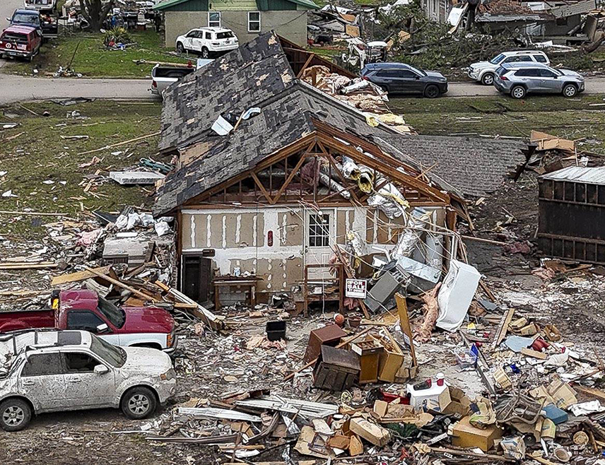 ВАШИНГТОН, 16. МАРТА /СРНА - РИА Новости/ - Број жртава недавних олуја и торнада у САД порастао је на 34, јавила је телевизија Ен-Би-Си позивајући се на гувернера Мисисипија Тејта Ривса.