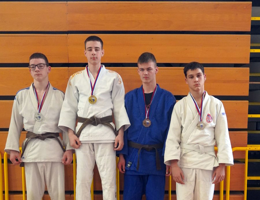 ЗВОРНИК, 16. МАРТА /СРНА/ - Чланови Џудо-клуба "Соко" из Зворника освојили су 10 медаља на турниру у Милићима на којем су наступили џудисти из Републике Српске и Србије, рекао је Срни тренер овог клуба Драган Божовић.